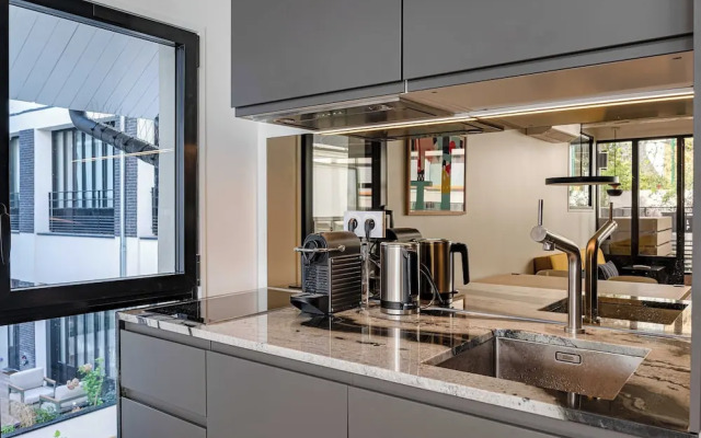 Marais Area - Outdoor Patio - A/C - 2bdr