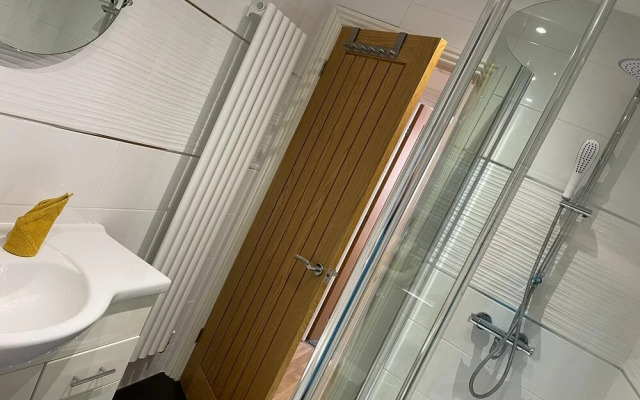 Hull Spacious Guest House-3