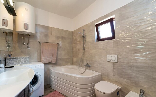Stunning Apartment in Rovanjska With 3 Bedrooms and Wifi