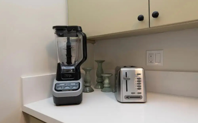 Wonderful 2-BR Apt Near Dodger