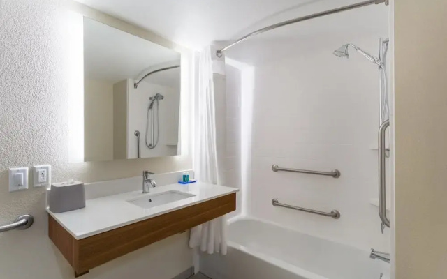 Holiday Inn Express & Suites Cedar Falls - Waterloo by IHG