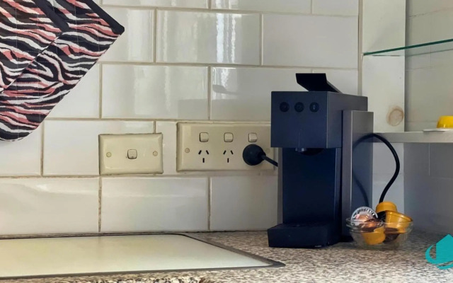 Caves Getaway - Pool and beach