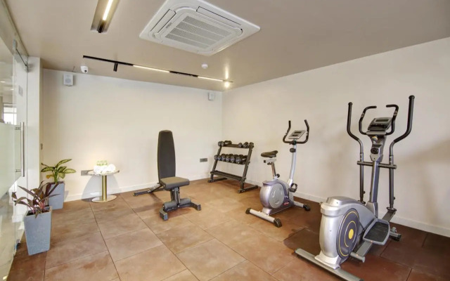 Saltstayz Premier - Near Golf Course Road & Sector 57
