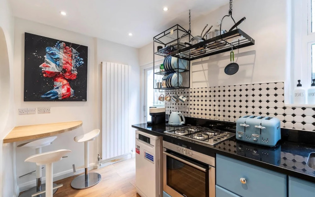 Elegant Two Bedroom Flat in Redcliffe Gardens