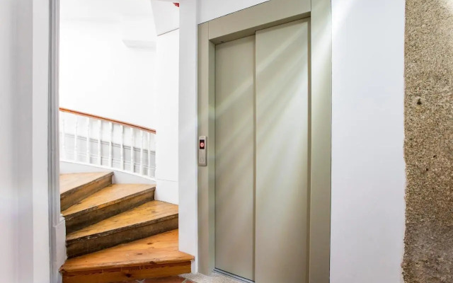 Artistic 2BR Flat Downtown w/ AC by LovelyStay