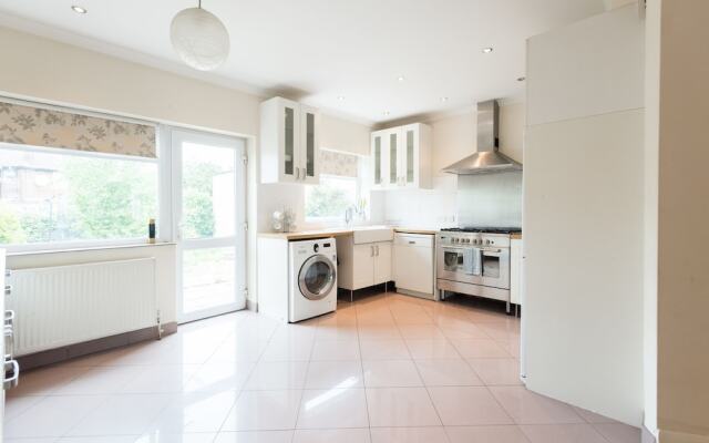 Lovely 3 bed house close to central