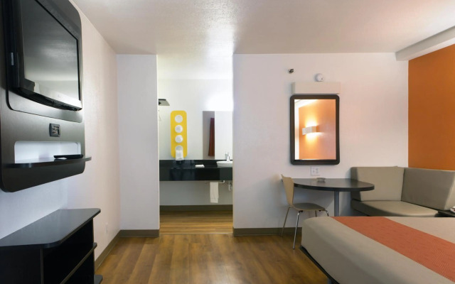 Motel 6 Cutler Bay, FL