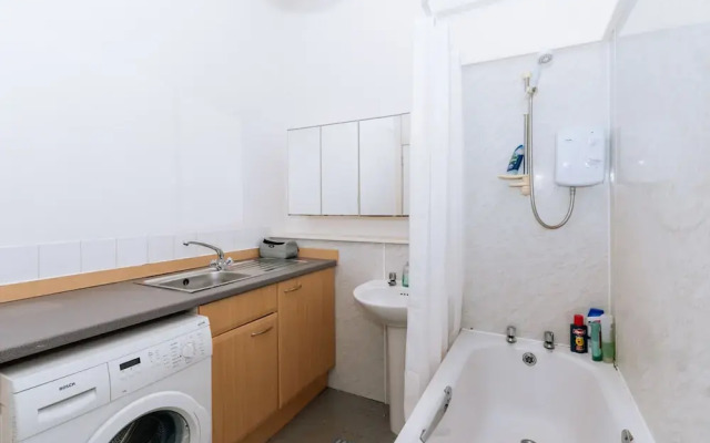 Spacious 4 Bedroom Apartment Near The Meadows/old Town
