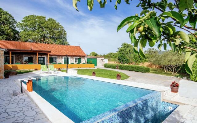 Lovely Holiday Home With Private Infinity Pool
