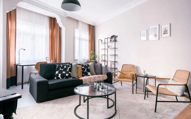 Modern Spacious Flat w Balcony 5 min to Taksim