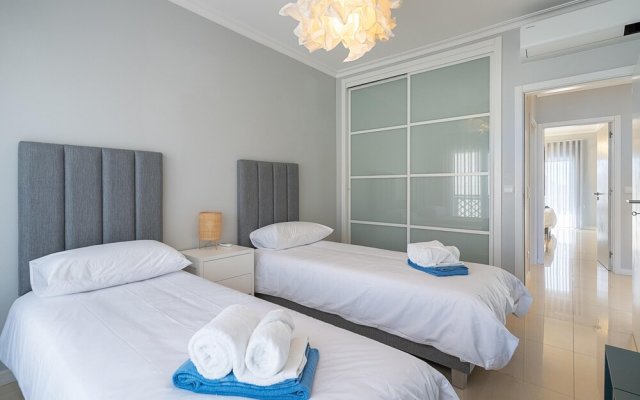 Bright and Modern 2 Bed Apartment Vale de Parra by Ideal Homes