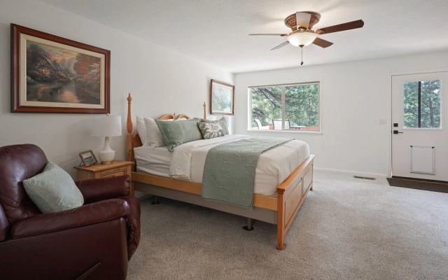 Super Coop 5 Bedroom Home by RedAwning, Bend