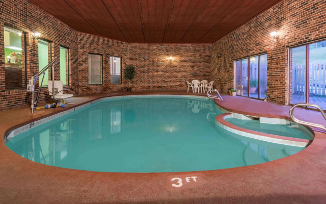 Travelodge by Wyndham Airport Platte City