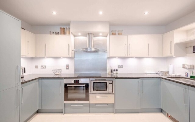Central 2BD Flat w/ River View Balcony - Vauxhall!