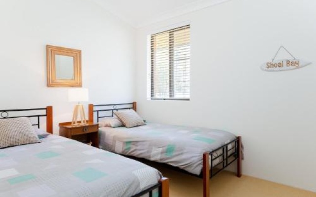 6 'Bahia', 47 Ronald Avenue - Fantastic Location With Filtered Water Views – Guest Rooms – Shoal Bay