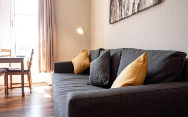Bright, Spacious West-End Flat, Near University