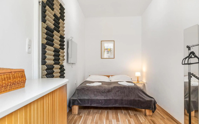 Budget Apartments Well connected to the Whole City