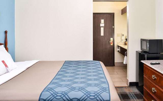 Econo Lodge Inn & Suites