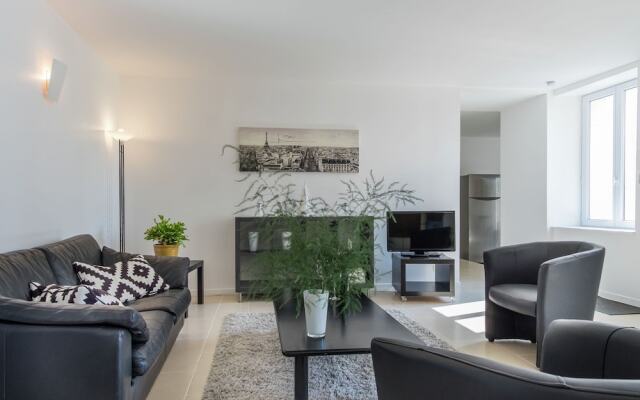 Luxury Holiday Home With Lawn in Beaumont-en-véron Near Chinon