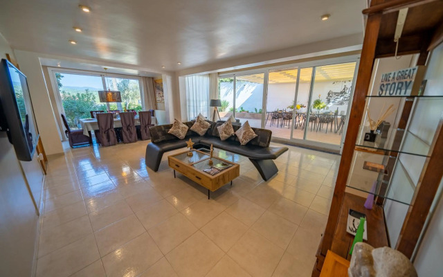 Villa Lux Gallery AC