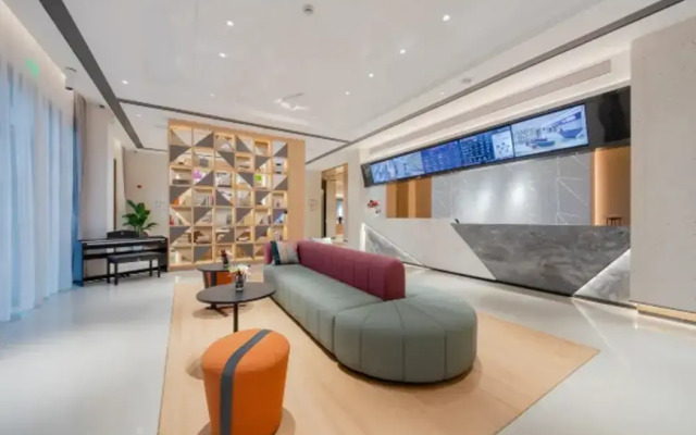 SKYBIRD Hotel (Shanghai International Resort - Chuansha Metro Station Store)