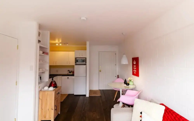 Boutique 1 Bedroom Apartment in the Heart of Newmarket