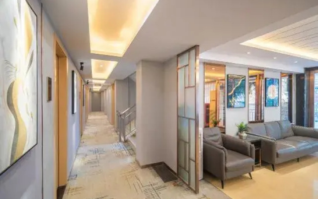 Huaxi Hotel (Guiyang Railway Station Vientiane City Shopping Center)
