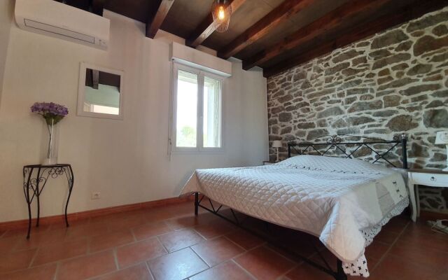 Spacious Villa With Private Swimming Pool in Marseillette