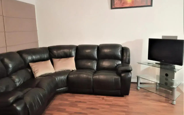 2BR luxury house close to CBD