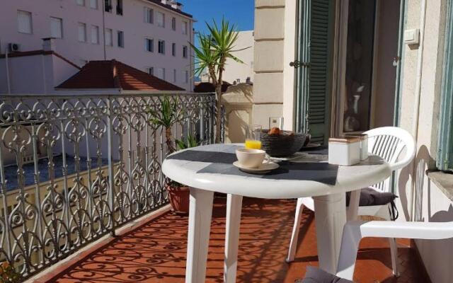 SUQUET - BEACH 100m & PALAIS DES FESTIVALS 600m