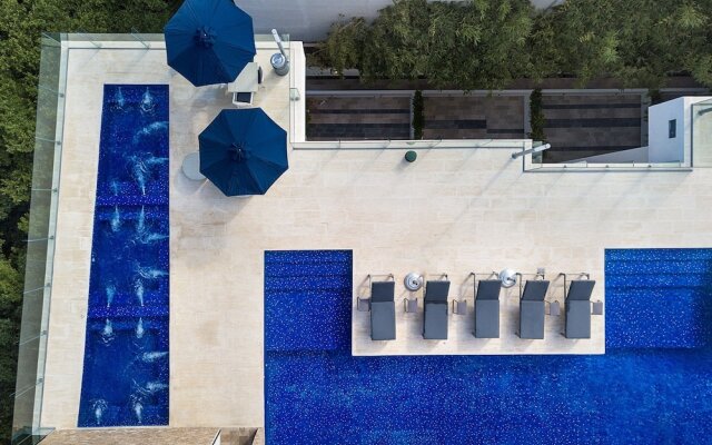 New and modern 2BR downtown apartment by Happy Address