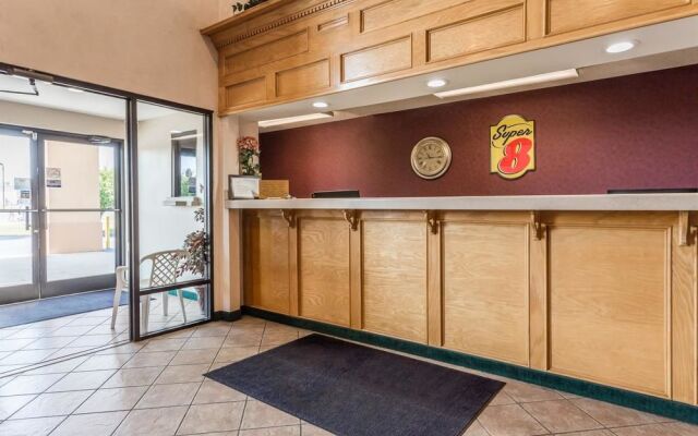 Super 8 Dickson