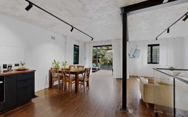 Sunlit 3-bed Coastal Stay With Private Deck – Guest Rooms – Sydney