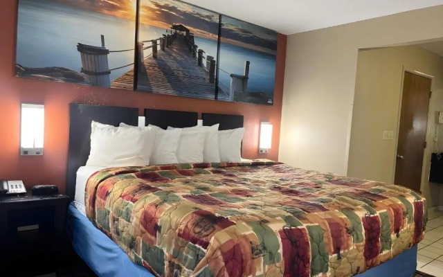 Days Inn & Suites Pine Bluff