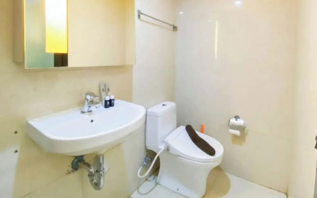 Good Homey Studio Apartment At Warhol (W/R) Residences