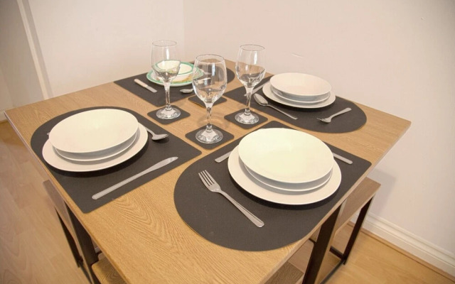 Lovely 2-BR Holiday Flat - Free Parking