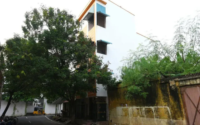 OYO 10098 Home Compact 1BHK White Town