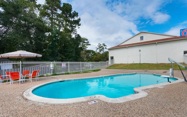 Motel 6 Livingston, TX