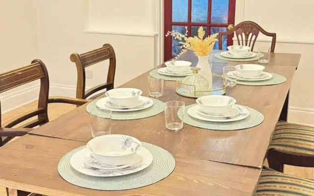 Charming Luton Home for Families & Business Stays