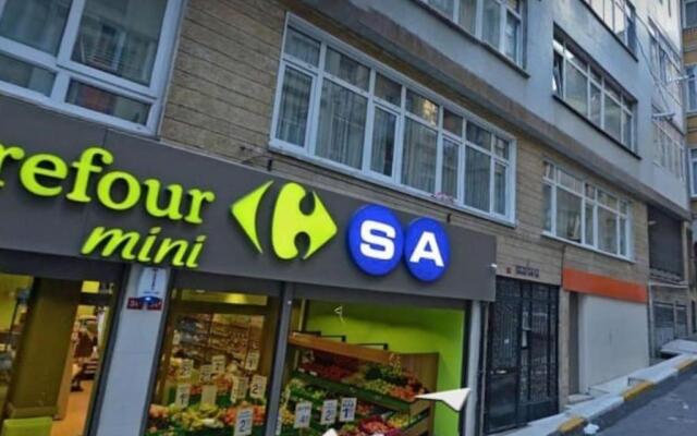 Cozy big room with basement garden R1