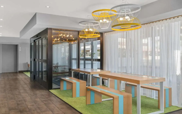 Spark by Hilton Bakersfield Central