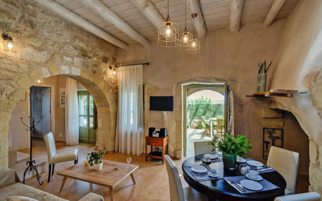 Holiday House, Castellos