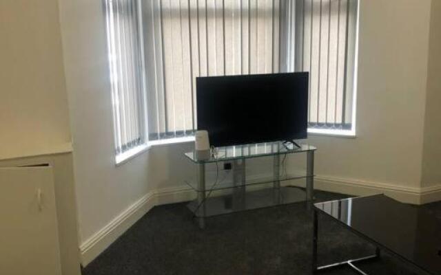 5 bed stylish & modern close to Football grounds