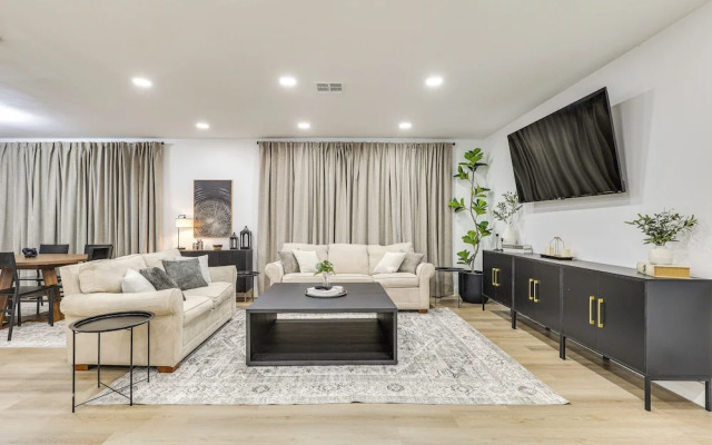 Walk to City Center: Modern Coral Springs Getaway