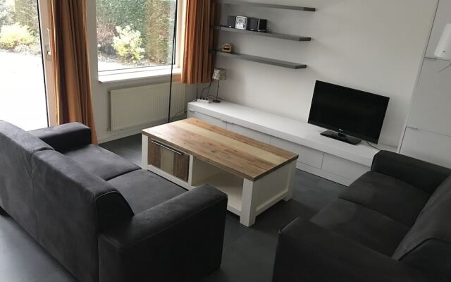 Tidy Bungalow With Dishwasher, Close to the Water