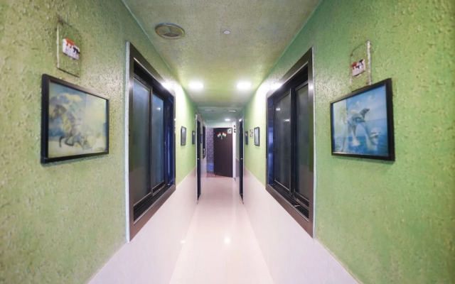 OYO 36061 Om Residency