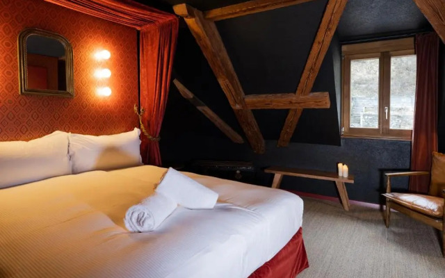 Peanut Medieval Lodge