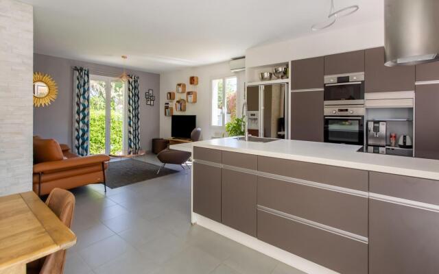 Nice holiday home in Provence-Alpes-Côte d'Azur with pool
