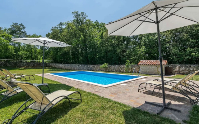 Spacious Villa in Tinjan With Pool