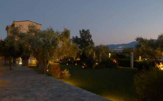 Ampoulos Rooms & Apartments